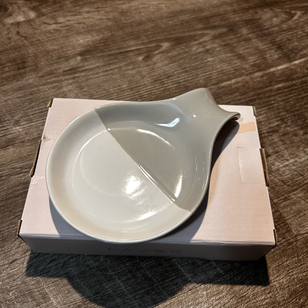 Favor/ Elegant Two-Tone Ceramic Spoon Rest